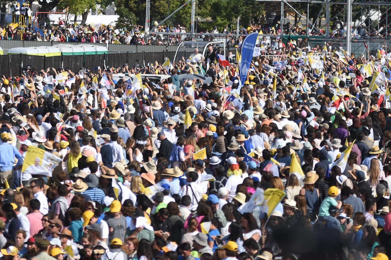 El Papa Francisco encabezó una multitudinaria misa en Santiago. Foto: Lucio Casalla / ElDoce.tv.