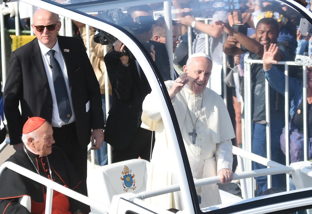 El Papa Francisco encabezó una multitudinaria misa en Santiago. Foto: Lucio Casalla / ElDoce.tv.