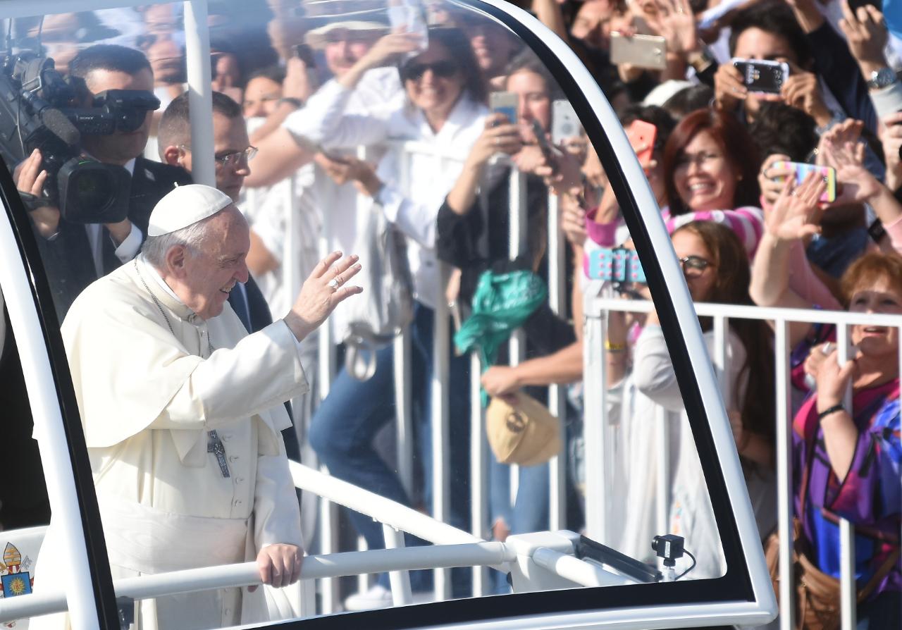 El Papa Francisco encabezó una multitudinaria misa en Santiago. Foto: Lucio Casalla / ElDoce.tv.