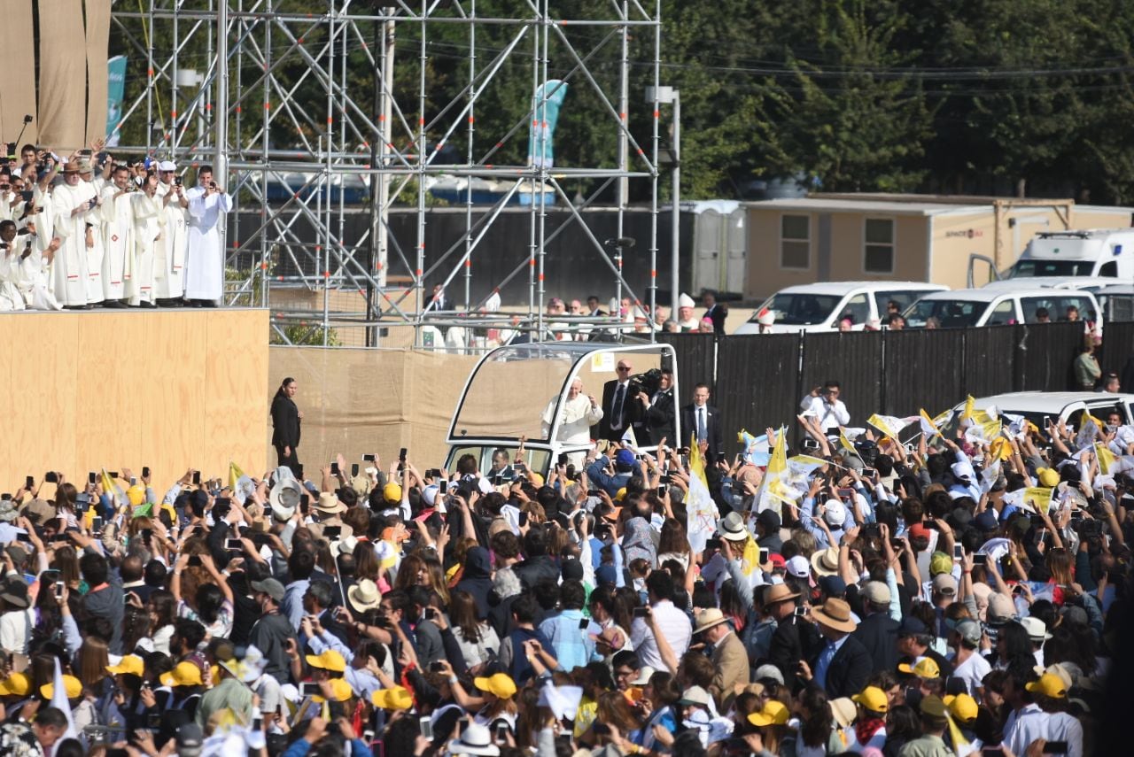 El Papa Francisco encabezó una multitudinaria misa en Santiago. Foto: Lucio Casalla / ElDoce.tv.