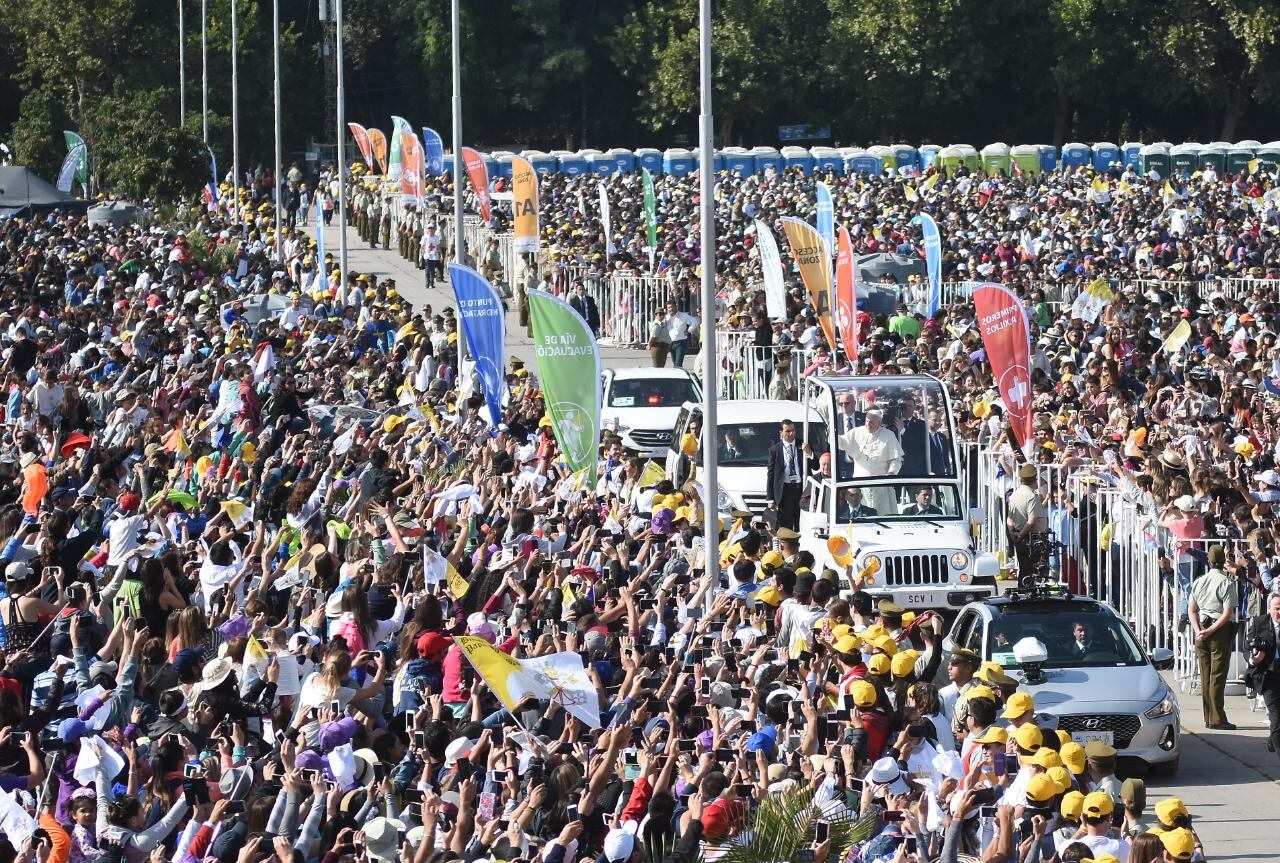 El Papa Francisco encabezó una multitudinaria misa en Santiago. Foto: Lucio Casalla / ElDoce.tv.