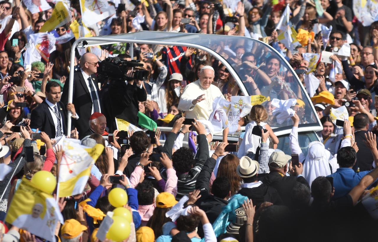 El Papa Francisco encabezó una multitudinaria misa en Santiago. Foto: Lucio Casalla / ElDoce.tv.