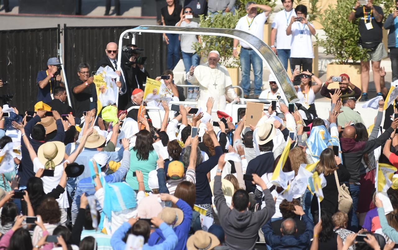 El Papa Francisco encabezó una multitudinaria misa en Santiago. Foto: Lucio Casalla / ElDoce.tv.