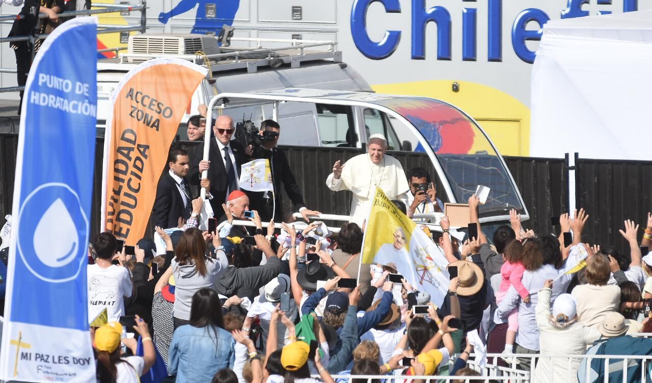 El Papa Francisco encabezó una multitudinaria misa en Santiago. Foto: Lucio Casalla / ElDoce.tv.