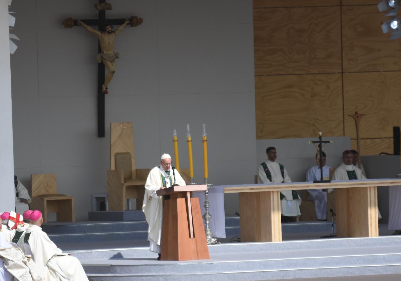 El Papa Francisco encabezó una multitudinaria misa en Santiago. Foto: Lucio Casalla / ElDoce.tv.