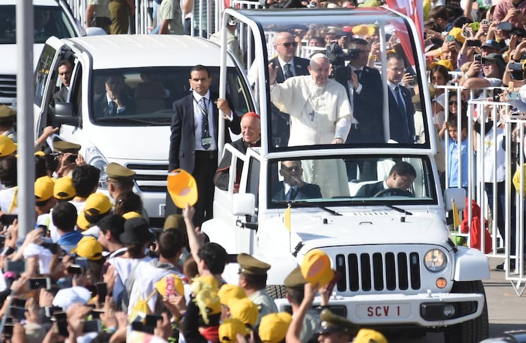 El Papa Francisco encabezó una multitudinaria misa en Santiago. Foto: Lucio Casalla / ElDoce.tv.