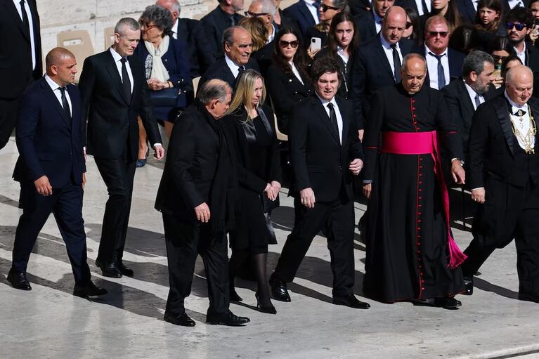 El papa Francisco fue despedido por miles de fieles y ya descansa en la basílica de Santa María la Mayor