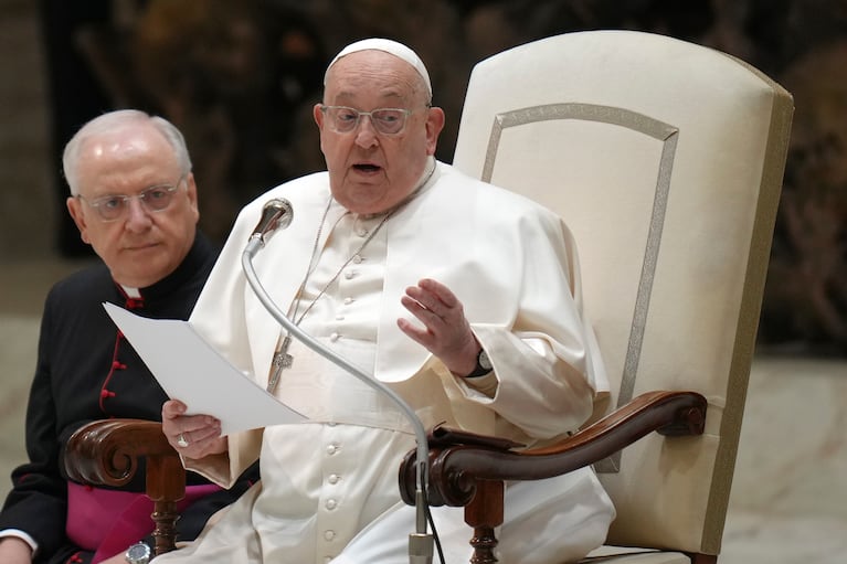 El papa Francisco lee un discurso durante su audiencia semanal, en el salón Pablo VI, en el Vaticano, el 12 de febrero de 2025. (AP Foto/Alessandra Tarantino)