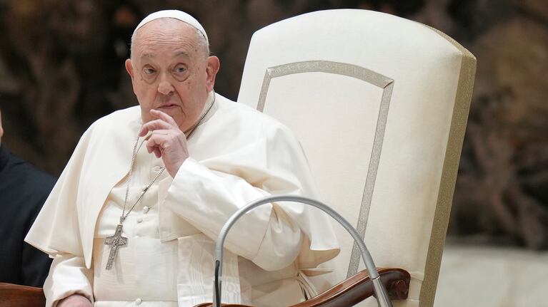 El Papa Francisco presenta un cuadro de neumonía bilateral. (AP Foto/Alessandra Tarantino)