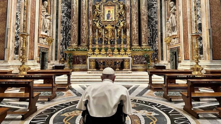 El papa Francisco rezando en la Basílica de Santa María la Mayor de Roma.