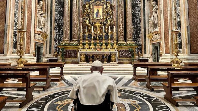 El papa Francisco rezando en la Basílica de Santa María la Mayor de Roma.