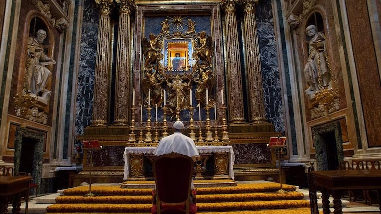 El papa Francisco salió del Vaticano para rezar por el fin del coronavirus
