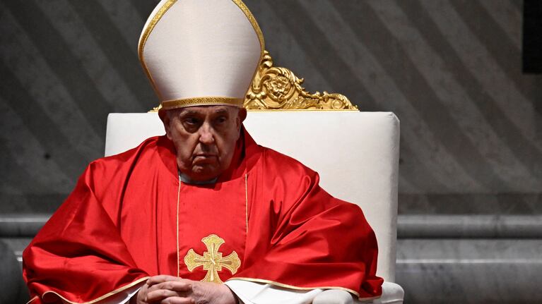 El papa Francisco se ausentó a último momento del vía crucis.