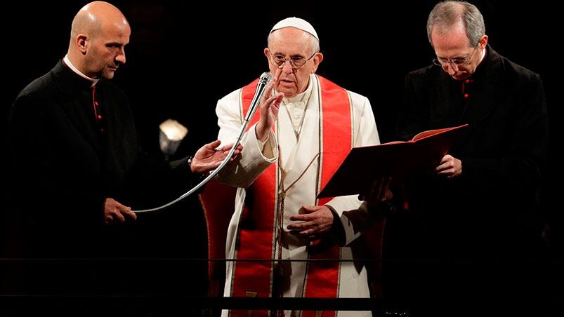 El Papa Francisco siguió la procesión desde un podio.