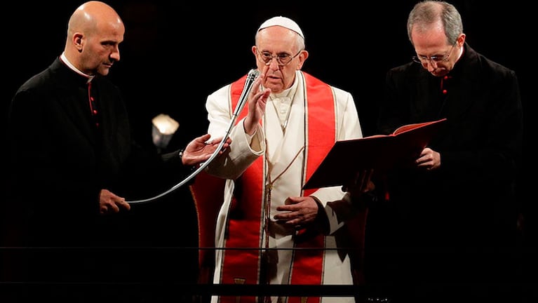 El Papa Francisco siguió la procesión desde un podio.