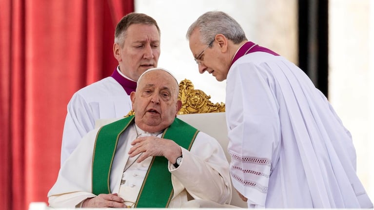 El papa Francisco tuvo dificultades para respirar durante una misa en la plaza de San Pedro (Foto: EFE).