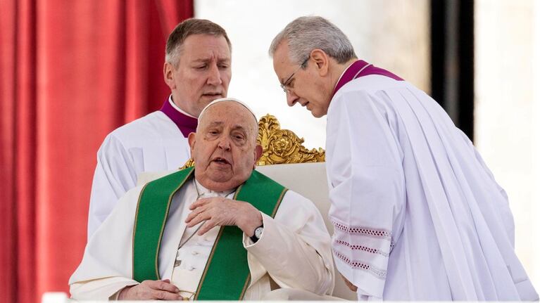 El papa Francisco tuvo dificultades para respirar durante una misa en la plaza de San Pedro (Foto: EFE).