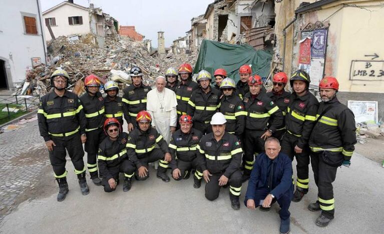 El Papa Francisco visitó Amatrice, la zona más afectada por el terremoto en Italia