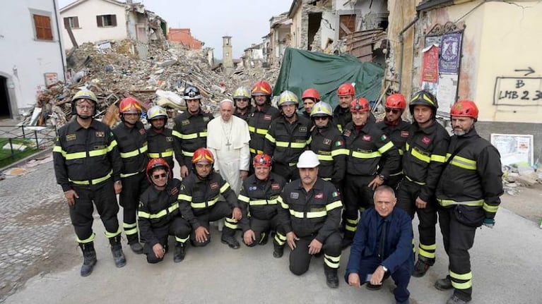 El Papa Francisco visitó Amatrice, la zona más afectada por el terremoto en Italia