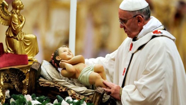 El Papa Francisco y el Niñito Dios, un símbolo de Navidad.