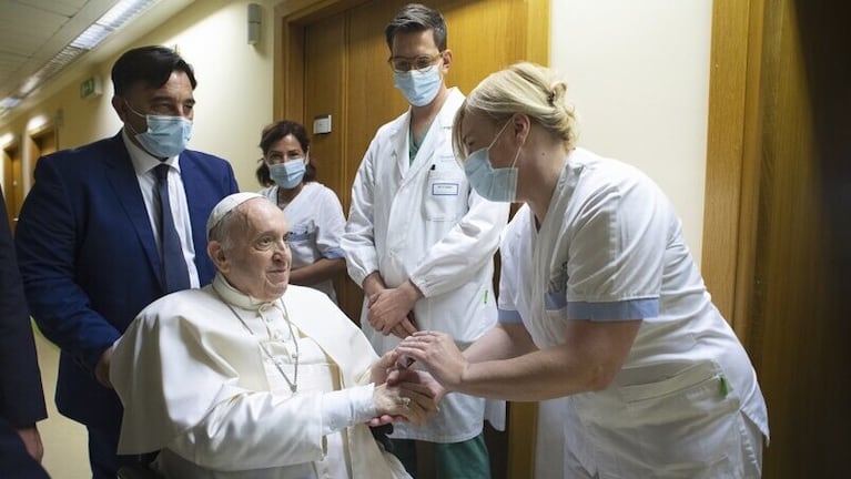 El papa fue operado y le extirparon una parte del colon. Foto: AP