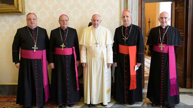 El Papa junto a la nueva cúpula del Episcopado. Foto: AFP.