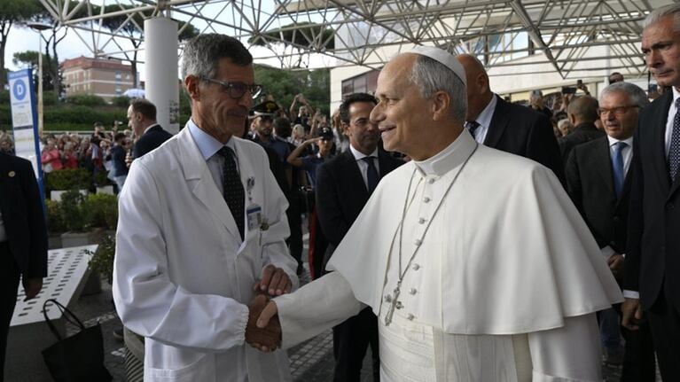 El Papa León XIV, acompañado por el cirujano Stefano Margaritora.