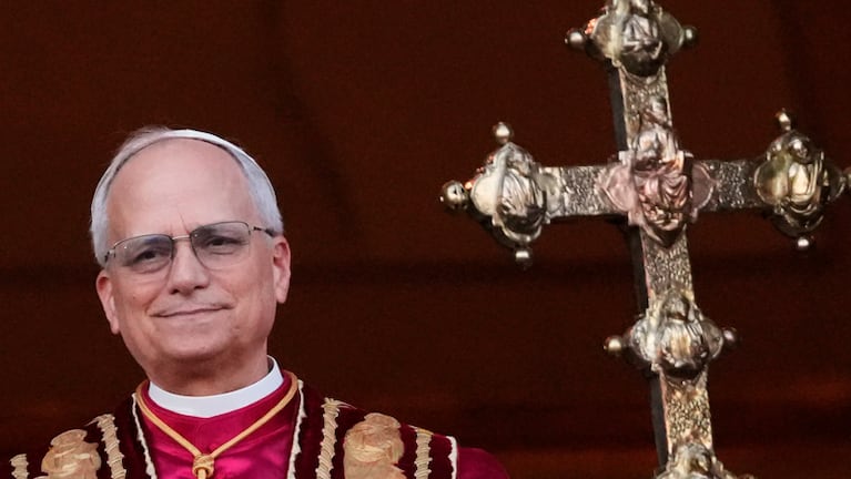 El papa León XIV al salir por primera vez al balcón frente a la Plaza de San Pedro.