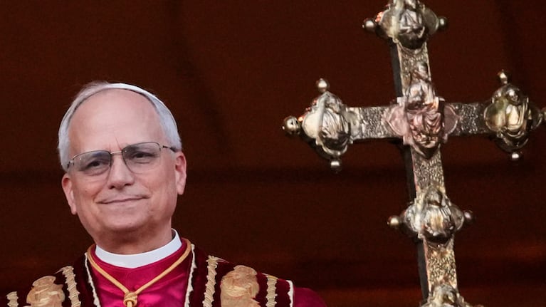 El papa León XIV al salir por primera vez al balcón frente a la Plaza de San Pedro.
