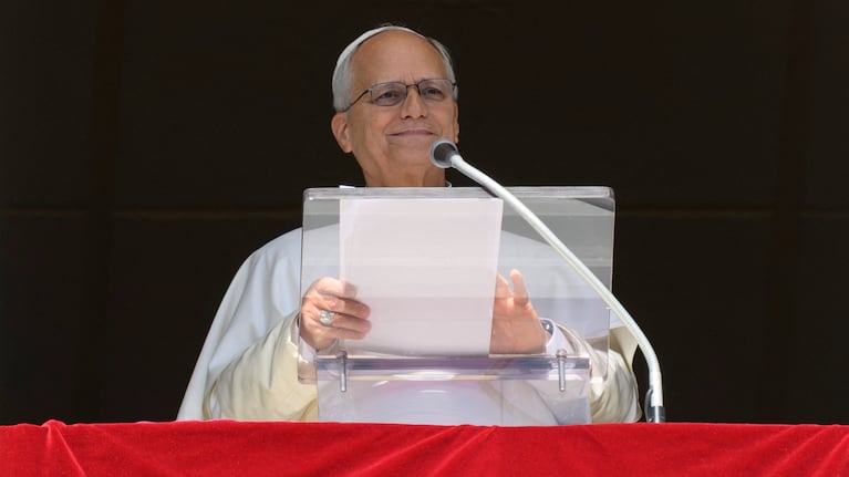El papa León XIV durante el Ángelus del domingo 11 de octubre.