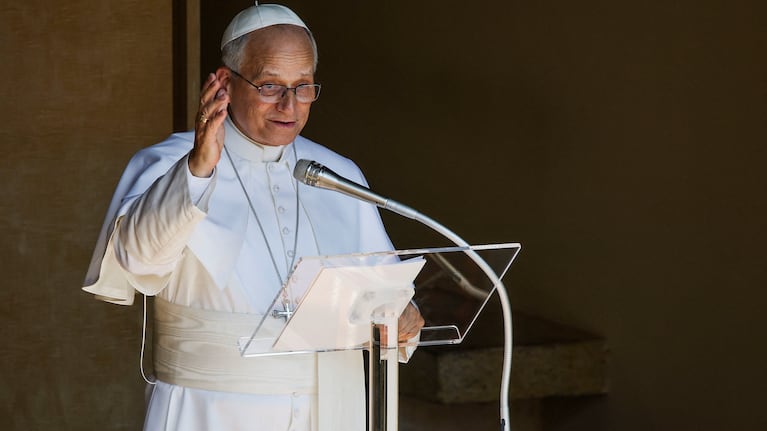El papa León XIV durante el rezo del Angelus el 16 de agosto.
