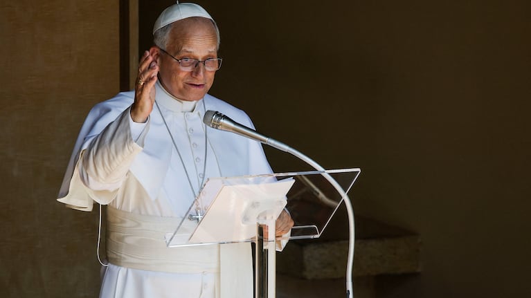 El papa León XIV durante el rezo del Angelus el 16 de agosto.