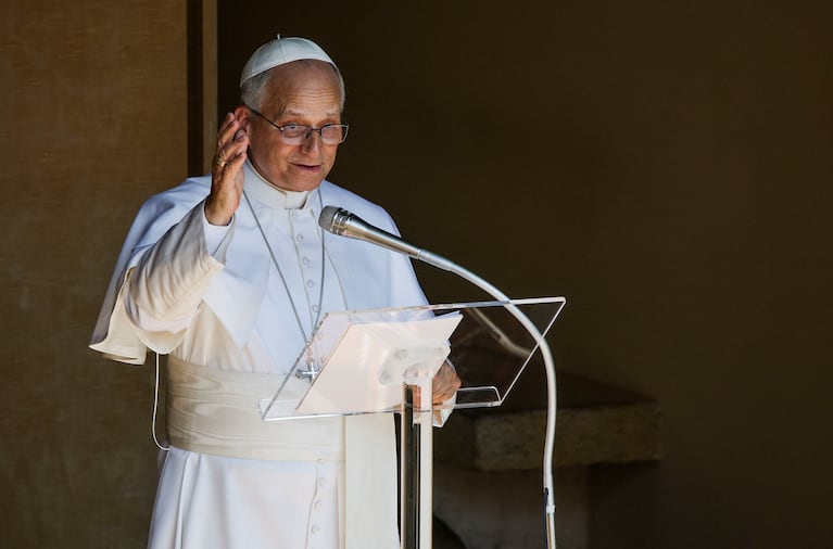 El papa León XIV durante el rezo del Angelus el 16 de agosto. REUTERS/Francesco Fotia