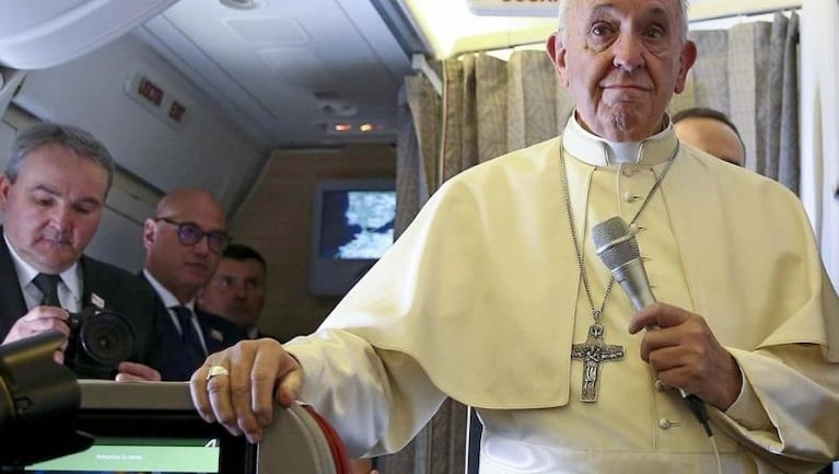 El Papa llegó a Chile: fue recibido por la presidenta Bachelet