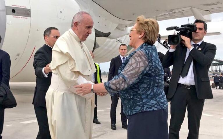 El Papa llegó a Chile: fue recibido por la presidenta Bachelet