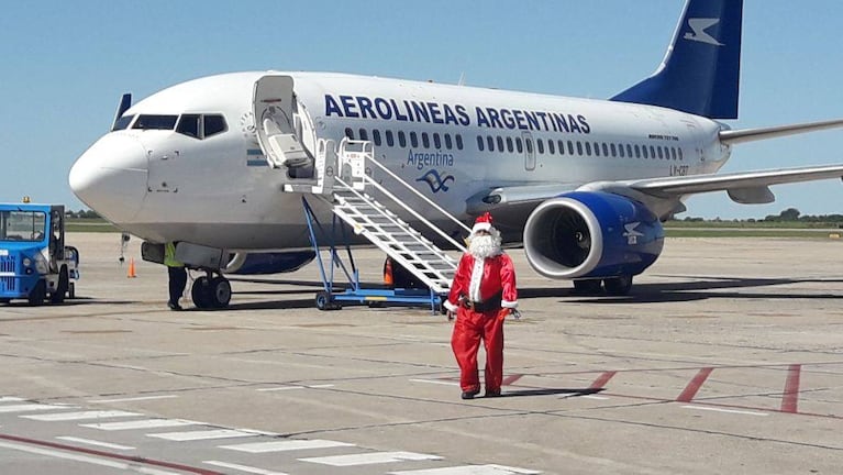 El Papá Noel alegró a los pasajeros en plena Navidad.