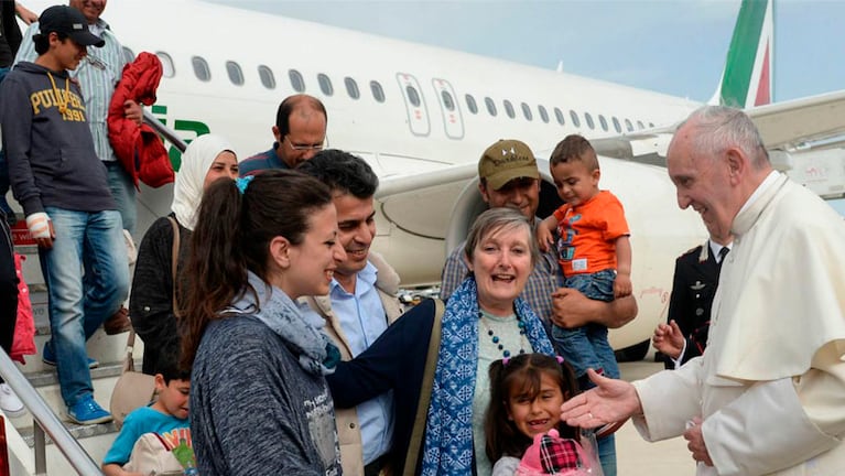 El Papa se llevó a Roma a tres familias musulmanas. Foto: AFP