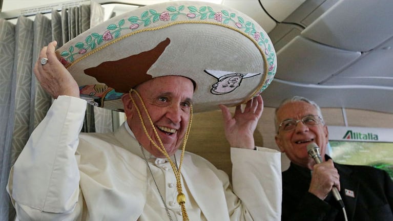 El Papa se puso un sombrero mexicano que le acababan de regalar. Foto: AP