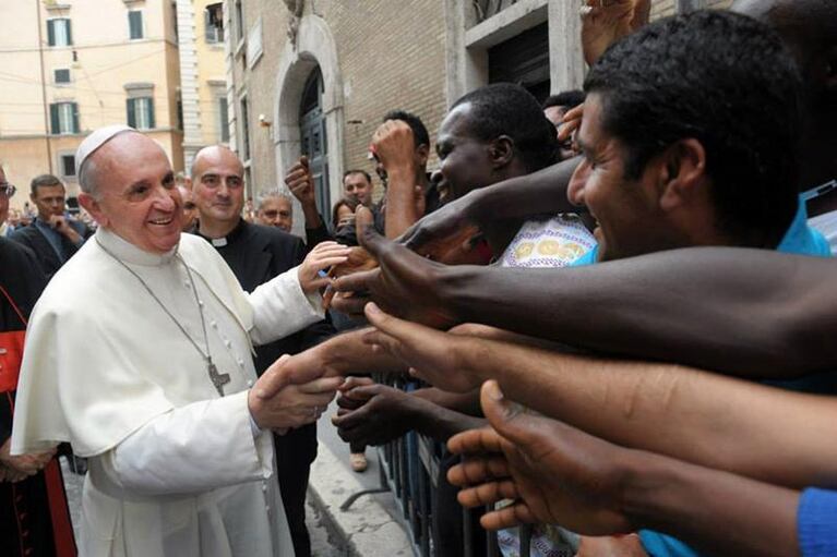 El Papa sortea los regalos que recibió, con un fin benéfico