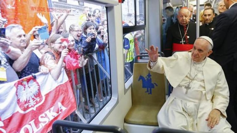 El Papa viajó en el tranvía de Cracovia al encuentro de los jóvenes