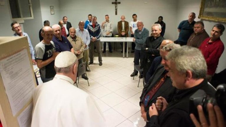 El Papa visitó un albergue para los sin techo