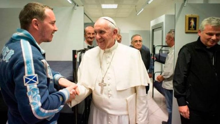 El Papa visitó un albergue para los sin techo