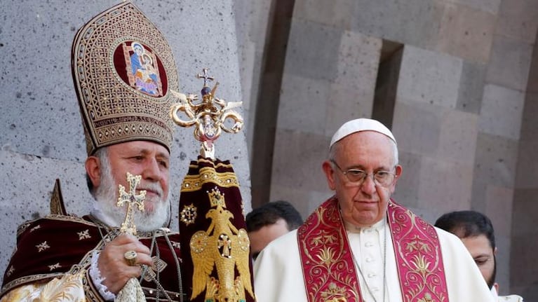 El Papa y el patriarca armenio lanzaron palomas de la paz