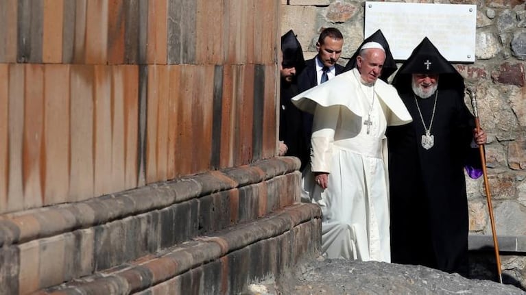 El Papa y el patriarca armenio lanzaron palomas de la paz