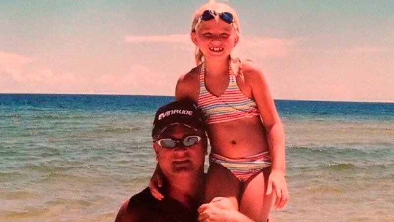 El papá y la hija siguieron unidos después de la tragedia familiar.