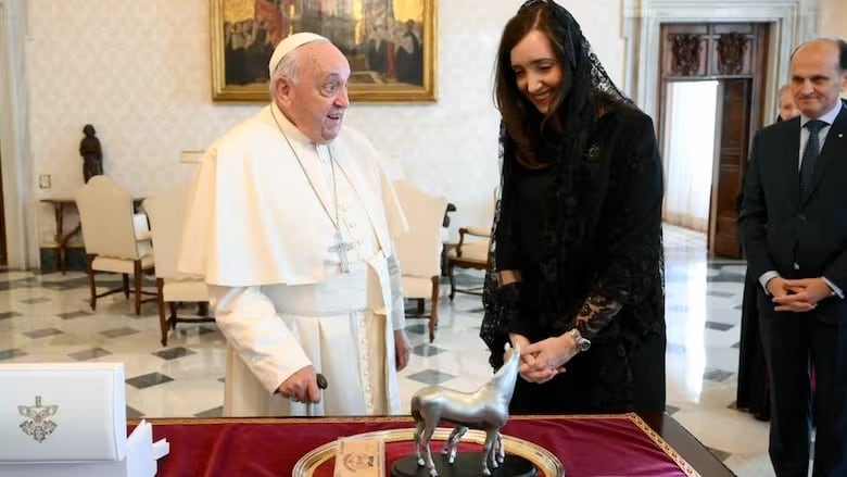 El Papa y Villarruel intercambiaron regalos en el Vaticano.