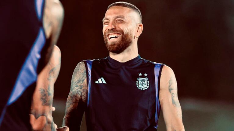 El Papu Gómez publicó sus tatuajes tras levantar la tercera.