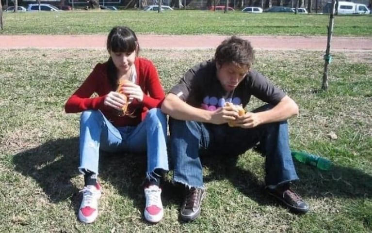 El "Papu" Gómez y su esposa recrearon la foto viral del sándwich en la costanera de Buenos Aires