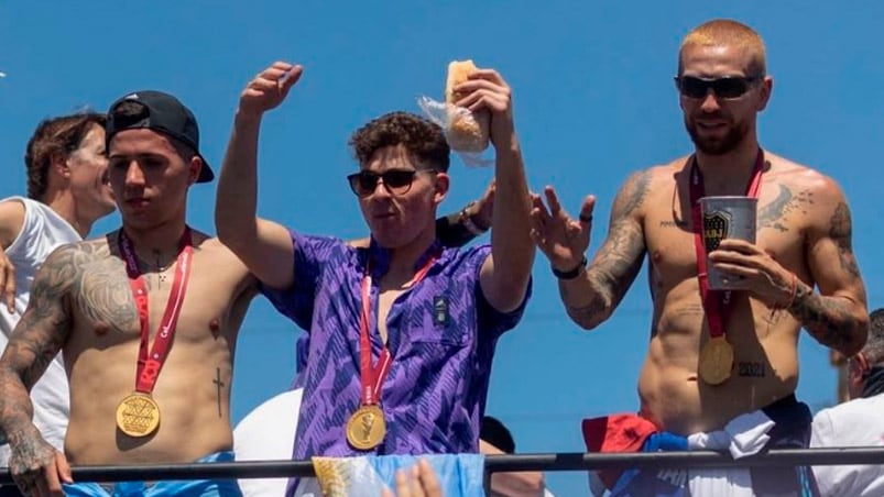 El Papu junto a Julián Álvarez y Enzo Fernández en pleno festejo.