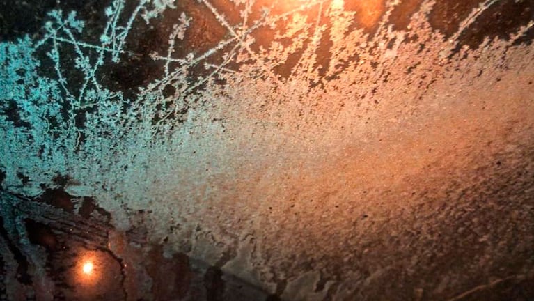 El parabrisas de un auto amaneció congelado este miércoles. / Foto El Doce